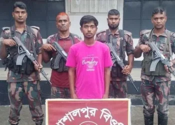 অবৈধভাবে সীমান্ত পারাপারের অভিযোগে ১২ জন আটক