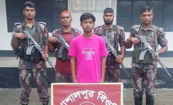 অবৈধভাবে সীমান্ত পারাপারের অভিযোগে ১২ জন আটক