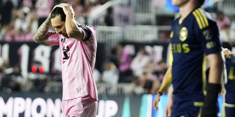 ঘরের মাঠেও হার, সেমিফাইনাল থেকে বিদায় মেসিদের