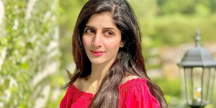 বলিউড থেকে বাদ পড়লেন পাক অভিনেত্রী মাওরা