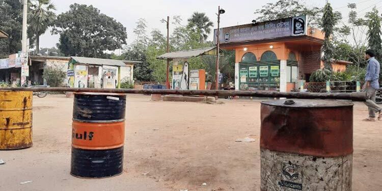 অর্ধদিবস কর্মবিরতিতে পেট্রলপাম্প ও ট্যাংকলরি মালিক ঐক্য পরিষদ