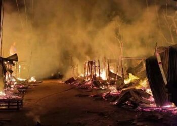 মধ্যরাতে আগুনে পুড়ে ছাই ২৫ দোকান