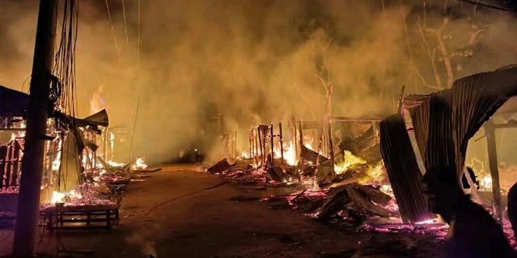 মধ্যরাতে আগুনে পুড়ে ছাই ২৫ দোকান