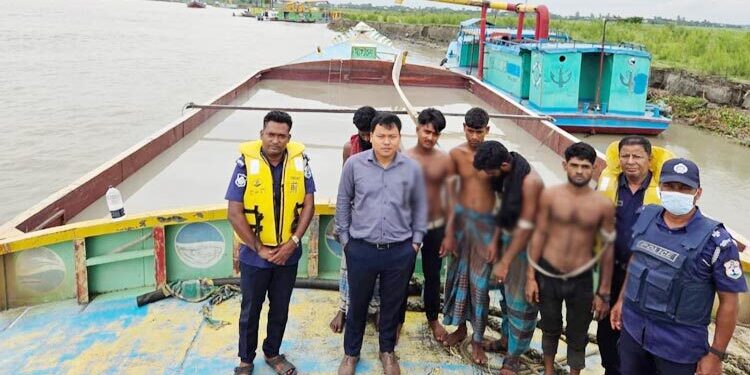 মেঘনা থেকে বালু উত্তোলন, গ্রেফতার ৮
