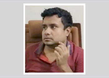 ছাত্রীর সঙ্গে আপত্তিকর অবস্থায় ধরা শিক্ষক