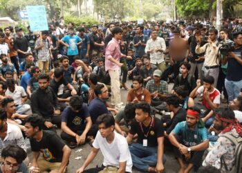 কাকরাইল না ছাড়ার ঘোষণা জবি শিক্ষার্থীদের