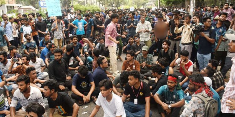 কাকরাইল না ছাড়ার ঘোষণা জবি শিক্ষার্থীদের