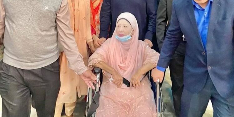 স্বাস্থ্য পরীক্ষা শেষে বাসায় ফিরলেন খালেদা জিয়া