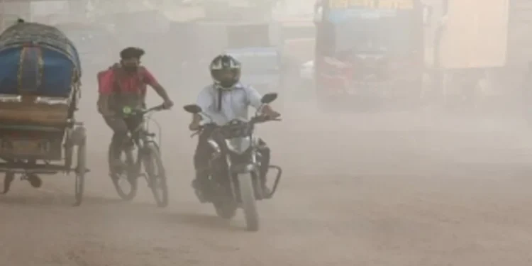 বিশ্বে বায়ুদূষণে দ্বিতীয় অবস্থানে ঢাকা