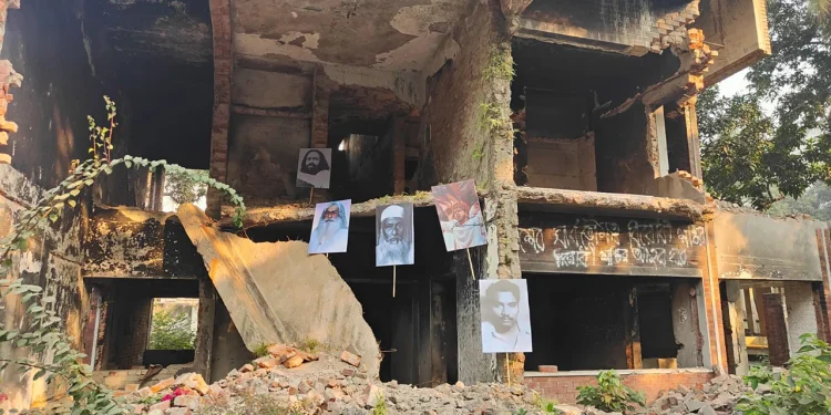 ধানমন্ডি ৩২-এ টাঙানো হলো হাদিসহ ৫ নেতার ছবি