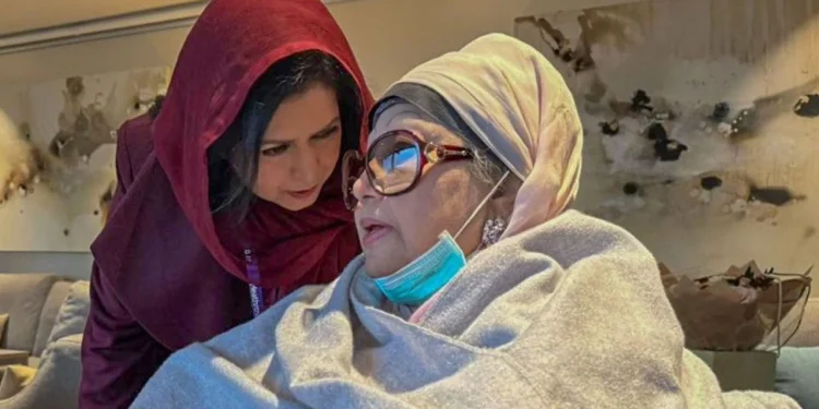 নিজস্ব প্রতিবেদক : বিএনপির ভারপ্রাপ্ত চেয়ারম্যান তারেক রহমানের স্ত্রী জোবাইদা রহমান ঢাকার উদ্দেশে লন্ডন থেকে রওনা হবেন। সংকটাপন্ন অবস্থায় হাসপাতালে চিকিৎসাধীন বিএনপি চেয়ারপার্সন খালেদা জিয়াকে উন্নত চিকিৎসার জন্য লন্ডন নিয়ে যাওয়ার প্রস্তুতি নেওয়া হচ্ছে। বিএনপির উচ্চ পর্যায়ের একাধিক সূত্র এ কথা জানিয়েছে। খবর বিবিসির। বাংলাদেশে পৌঁছানোর পর জোবাইদা রহমান খালেদা জিয়ার শারীরিক অবস্থা বিবেচনা করে তাকে নিয়ে লন্ডন যাত্রা করবেন।