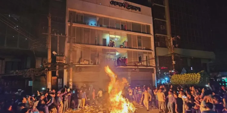 প্রথম আলো ও ডেইলি স্টার ভবনে হামলা-ভাঙচুর