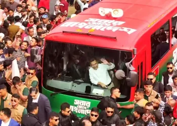 কবর জিয়ারত শেষে স্মৃতিসৌধের পথে তারেক রহমান