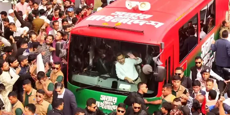 কবর জিয়ারত শেষে স্মৃতিসৌধের পথে তারেক রহমান