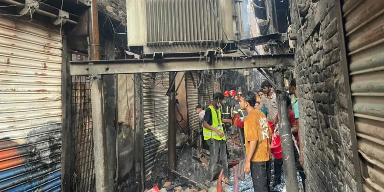 লালবাগে প্লাস্টিকের গোডাউনে লাগা আগুন নিয়ন্ত্রণে