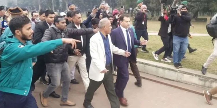 জিয়াউর রহমানের সমাধিস্থল পরিদর্শন করলেন স্বরাষ্ট্র উপদেষ্টা