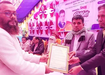 অশ্রুসিক্ত ভালোবাসায় আপ্লুত বিদায়ী প্রধান শিক্ষক পলাশ