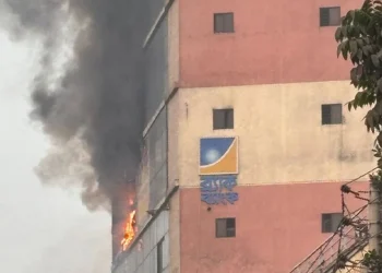 বাবুবাজারে ১৪ তলা ভবনে আগুন, ৯ ইউনিটের চেষ্টায় নিয়ন্ত্রণে