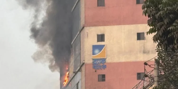 বাবুবাজারে ১৪ তলা ভবনে আগুন, ৯ ইউনিটের চেষ্টায় নিয়ন্ত্রণে