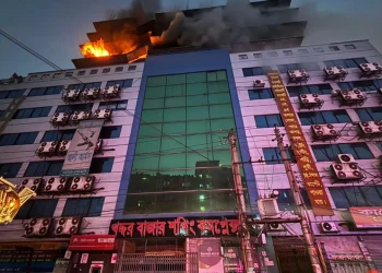 গুলিস্তানে শপিং কমপ্লেক্সে আগুন, নিয়ন্ত্রণে ৯ ইউনিট