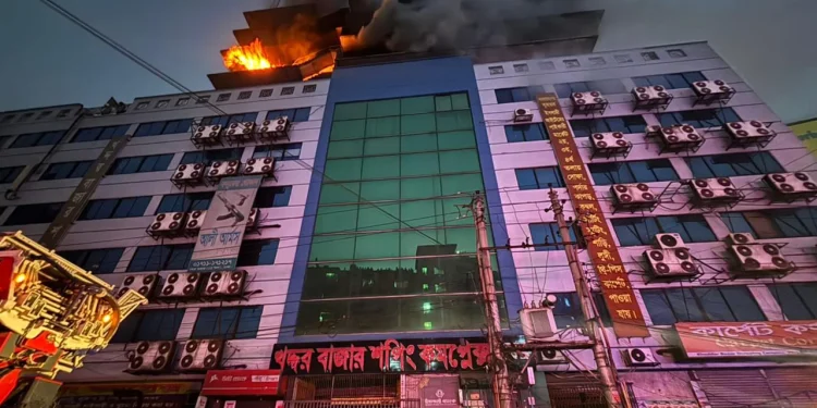 গুলিস্তানে শপিং কমপ্লেক্সে আগুন, নিয়ন্ত্রণে ৯ ইউনিট