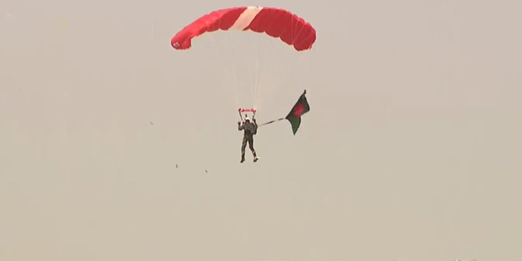 পতাকা হাতে প্যারাট্রুপিং করে বিশ্বরেকর্ড বাংলাদেশের