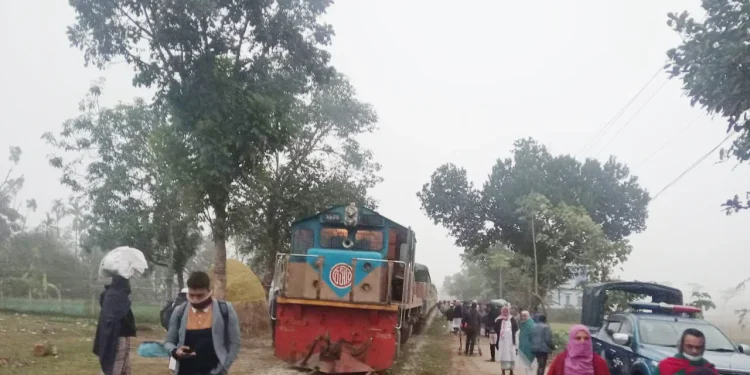রেললাইন খুলে ফেলায় বগি লাইনচ্যুত, ঢাকা-ময়মনসিংহ রুটে রেল যোগাযোগ বন্ধ