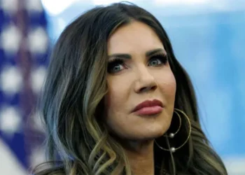 আরও দেশের ওপর ভ্রমণ নিষেধাজ্ঞা দিতে যাচ্ছে যুক্তরাষ্ট্র