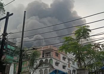 লালবাগে প্লাস্টিকের গোডাউনে আগুন, নিয়ন্ত্রণে ১০ ইউনিট