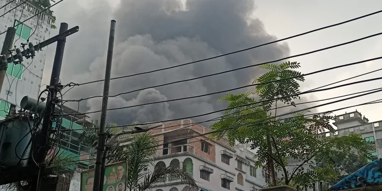 লালবাগে প্লাস্টিকের গোডাউনে আগুন, নিয়ন্ত্রণে ১০ ইউনিট