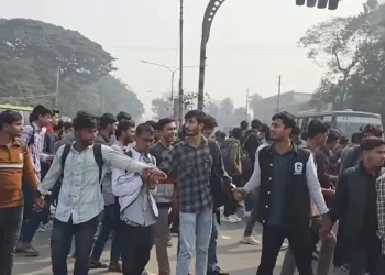 ঢাকার তিন স্থানে সাত কলেজের শিক্ষার্থীদের সড়ক অবরোধ