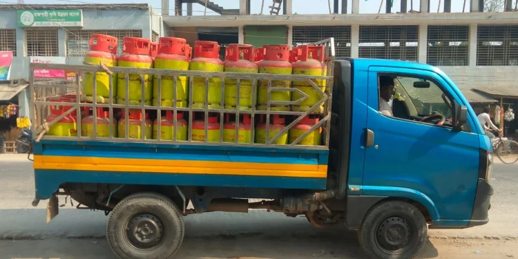 এলপিজি গ্যাস সিন্ডিকেটের কবলে নীলফামারীর সাধারণ মানুষ