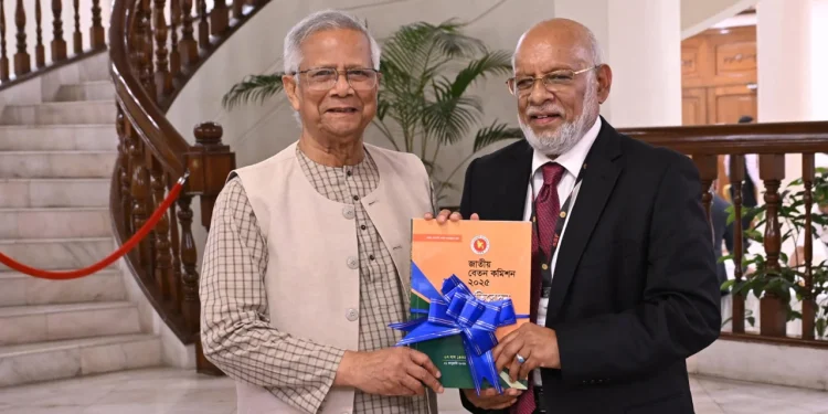 প্রধান উপদেষ্টার কাছে জাতীয় বেতন কমিশনের প্রতিবেদন জমা