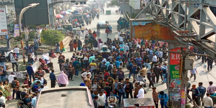 সাত কলেজের আন্দোলনে নগরজুড়ে ভোগান্তি