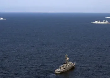 মার্কিন রণতরির কাছে সামরিক মহড়া চালানোর ঘোষণা ইরানের