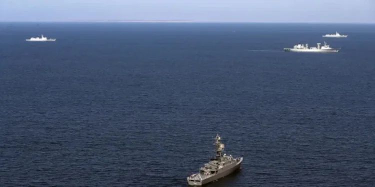 মার্কিন রণতরির কাছে সামরিক মহড়া চালানোর ঘোষণা ইরানের