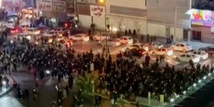 ইরানে সরকার বিরোধী বিক্ষোভ তুঙ্গে, নিহত ছাড়াল ২০০