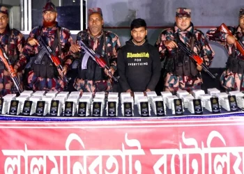 সীমান্তে বিপুল পরিমাণ ভারতীয় মোবাইল ফোনের ডিসপ্লেসহ আটক ১