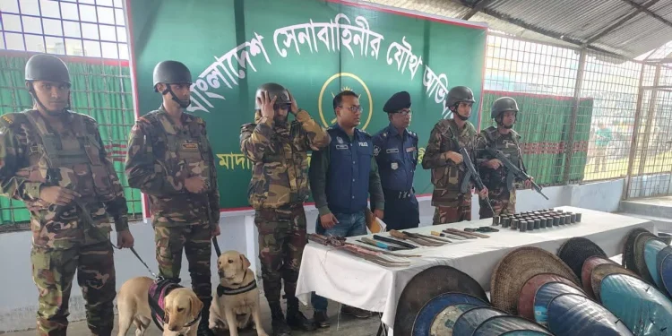 যৌথ বাহিনীর অভিযানে বিপুল ককটেলসহ দেশীয় অস্ত্র উদ্ধার