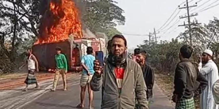 কুমিল্লায় তিন বাহনের সংঘর্ষ, নিহত ৪