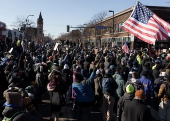 যুক্তরাষ্ট্রে আইসিই কর্মকর্তার গুলিতে মার্কিন নাগরিক নিহতের ঘটনায় বিক্ষোভ