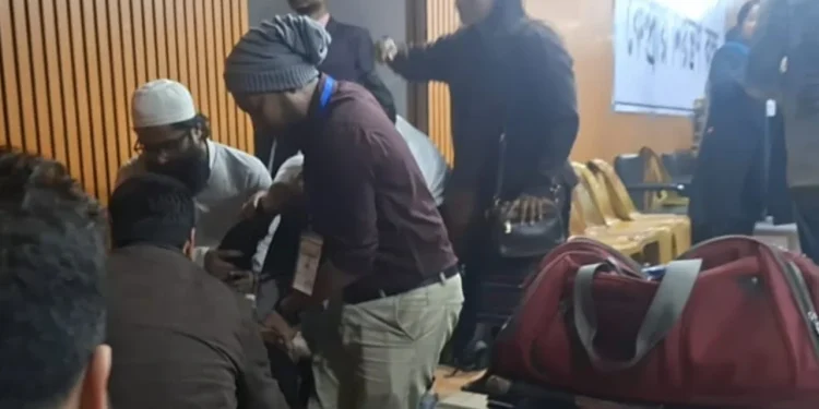 জকসুর ব্যালট বাক্স খুলতে গিয়ে আঘাত, জ্ঞান হারালেন পোলিং এজেন্ট