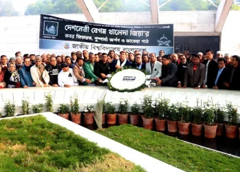 খালেদা জিয়ার কবরে জাতীয় বিশ্ববিদ্যালয়ের শ্রদ্ধা