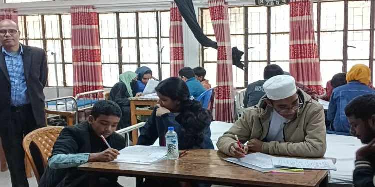 জবিতে ডি-ইউনিটে বিশেষ ব্যবস্থাপনায় ভর্তি পরীক্ষা দিলেন ৮ শিক্ষার্থী