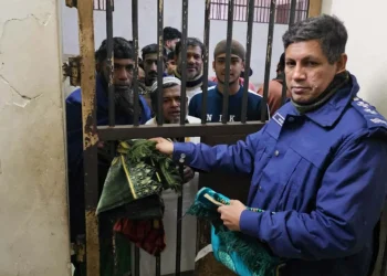 আসামিদের নামাজ পড়তে হাজতখানায় জায়নামাজ বিতরণ