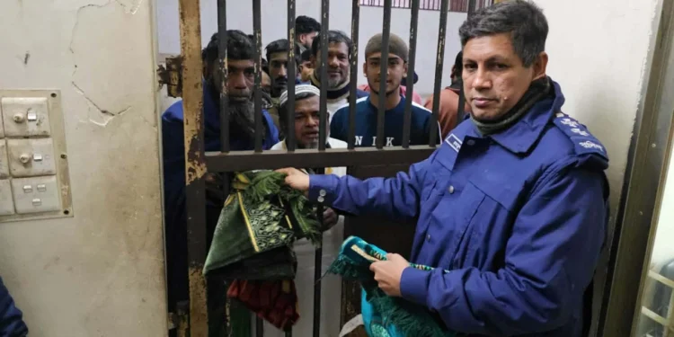 আসামিদের নামাজ পড়তে হাজতখানায় জায়নামাজ বিতরণ