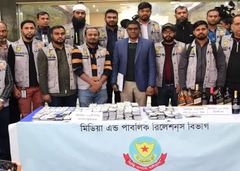 আইফোন-বিদেশি মদ-অর্থসহ তিন চাইনিজ নাগরিক গ্রেপ্তার