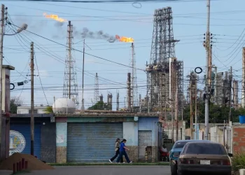 বেসরকারি বিনিয়োগের জন্য তেল খাত খুলে দিচ্ছে ভেনেজুয়েলা