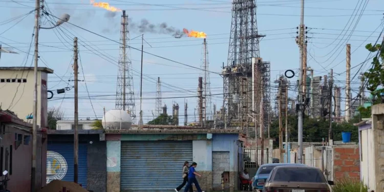 বেসরকারি বিনিয়োগের জন্য তেল খাত খুলে দিচ্ছে ভেনেজুয়েলা