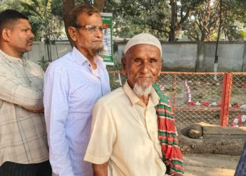 ভোট দিলেন ৯৫ বছর বয়সী আব্দুল বারেক